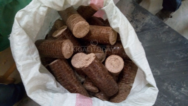 Izi Briquettes cyangwa amakara ya kijyambere akorwa mu bishishwa by