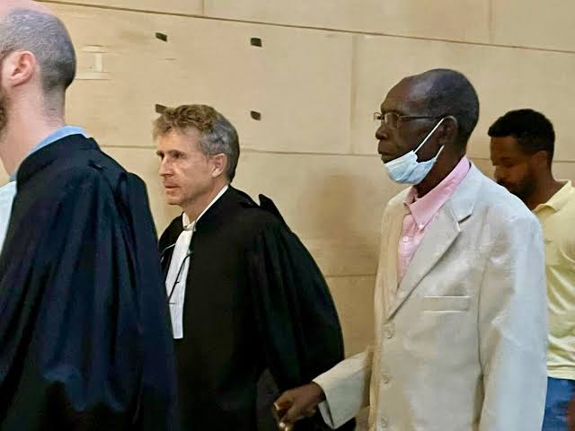 Laurent Bucyibaruta (wambaye agapfukamunwa)