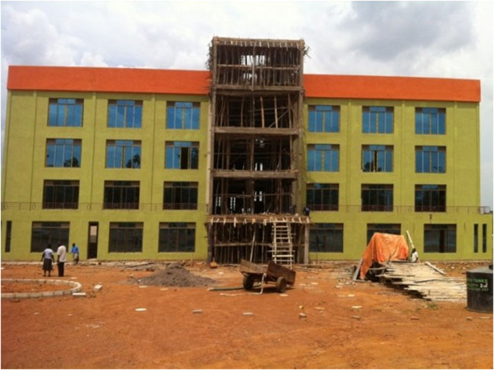 Ibiro by'inyubako y'akarere byadindiye kubakwa nibyo byatumye aba bakozi bafungwa.
