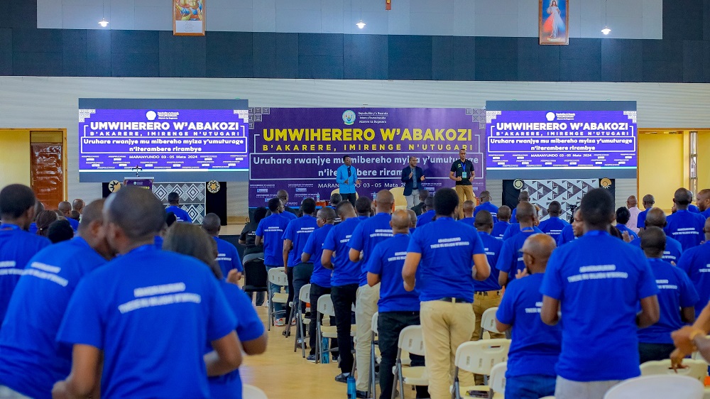 Minisitiri Musabyimana Jean Claude yaganiriye n'abayobozi ku nzego zitandukanye mu Karere ka Bugesera
