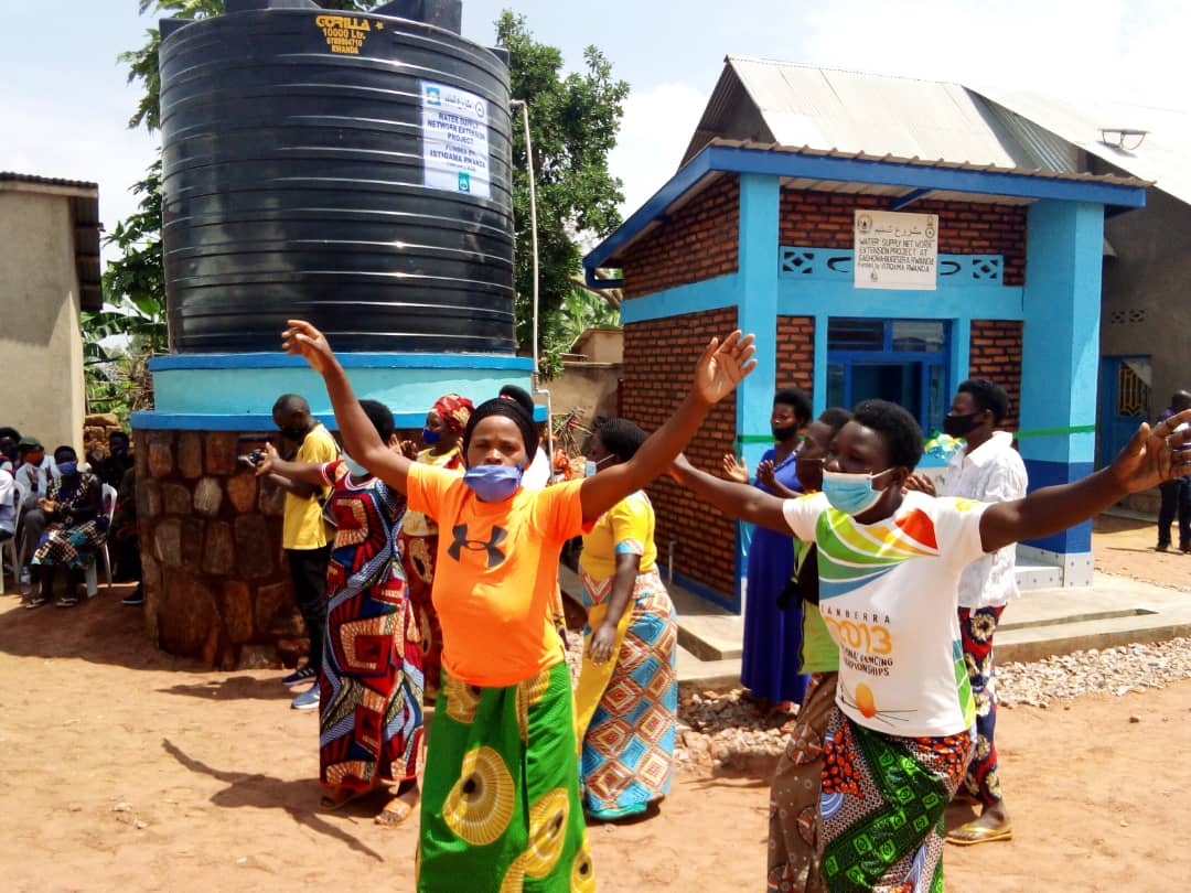 Bacinye akadiho bishimira ko begerejwe amazi