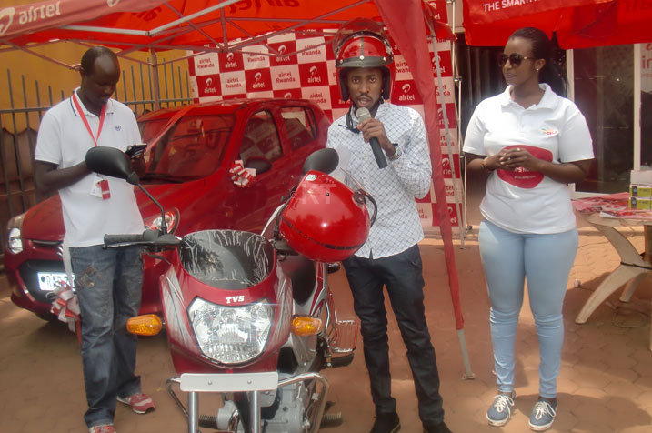 Bugingo (wambaye casque) avuga ko moto yatomboye izamufasha mu myigire ye.