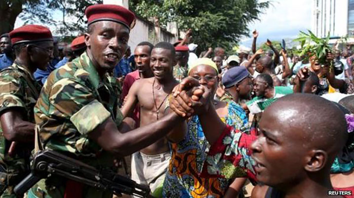 Abasirikari n'abaturage badashyigikiye ko Perezida Nkurunziza yiyamamariza manda ya gatatu bishimiye kumva ko ubutegetsi bwe bwahiritswe.