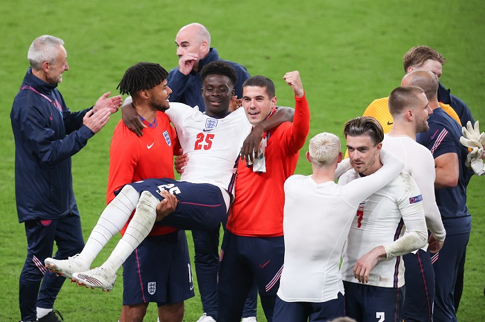 Bukayo Saka usanzwe akinira Arsenal ni umwe mu bakinnyi bato batanga icyizere. Yagize uruhare mu gitego cya mbere cy'u Bwongereza atera umupira mu izamu bituma umukinnyi wa Denmark yitsinda