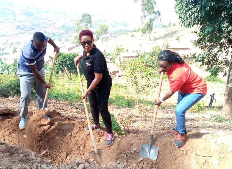 Umuyobozi w'Umurenge wa Bumbogo, Nyamutera, Umuyobozi wa Multilines International mu Rwanda, Mutoni hamwe n'Umukozi w'Akarere ka Gasabo Banamwana mu mu muganda i Bumbogo