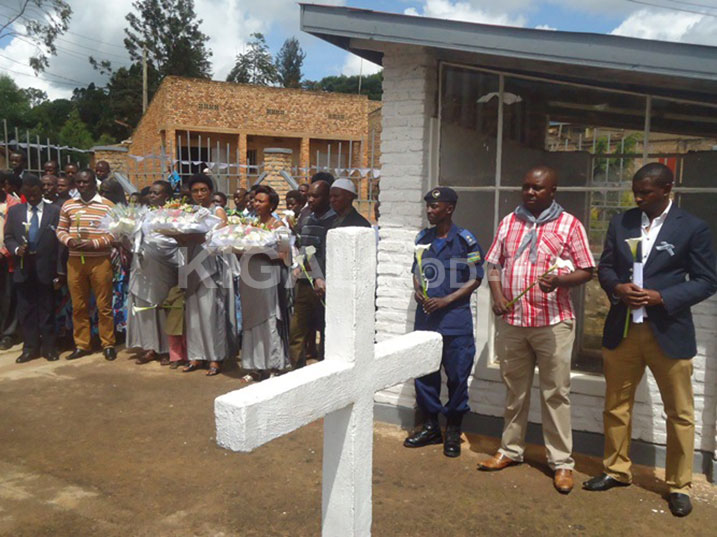 Bunamiye abashyinguye mu rwibutso rwa Byimana. 