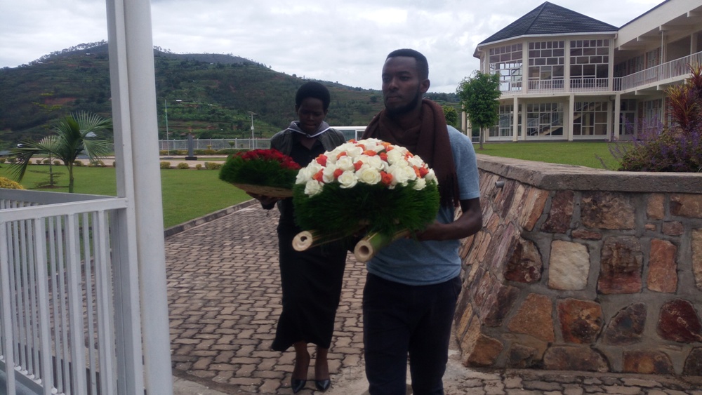 Bunamiye Abatutsi bahashyinguye bashyira indabo ku mva bashyinguyemo
