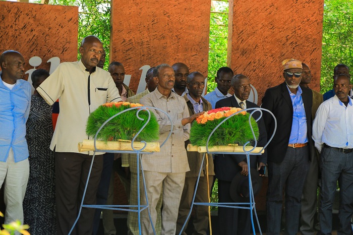 Bunamiye banashyira indabo ku mva zibitse imibiri y'Abatutsi bishwe muri Jenoside bashyinguwe ku rwibutso rwa Kigali ku Gisozi