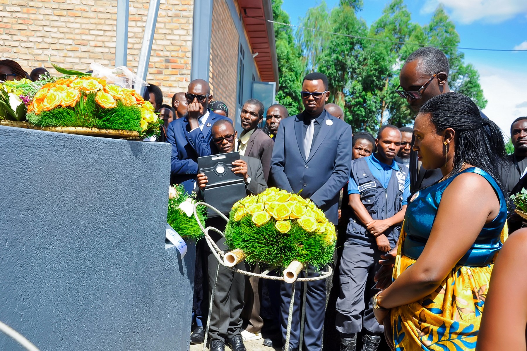 Después del entierro, depositaron flores en el monumento a Bunyong.