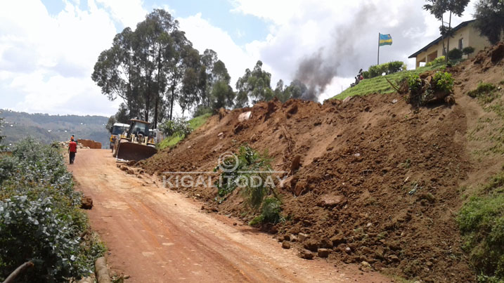 Mu muhanda Base-Kirambo-Butaro-Kidaho harimo ibimashini birimbagura imisozi biwutunganya kugira ngo uzashyirwemo kaburimbo