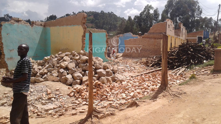 Amazu yegereye ahazanyura umuhanda wa Kaburimbo Base-Kirambo-Butaro-Kidaho ba nyirayo barimuwe bahabwa ingurane ubundi arasenywa