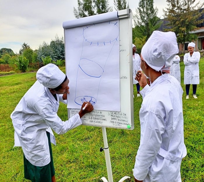 Abo bakobwa beretse Minisitiri Bayisenge uburyo bakora amasabune n'amavuta 
