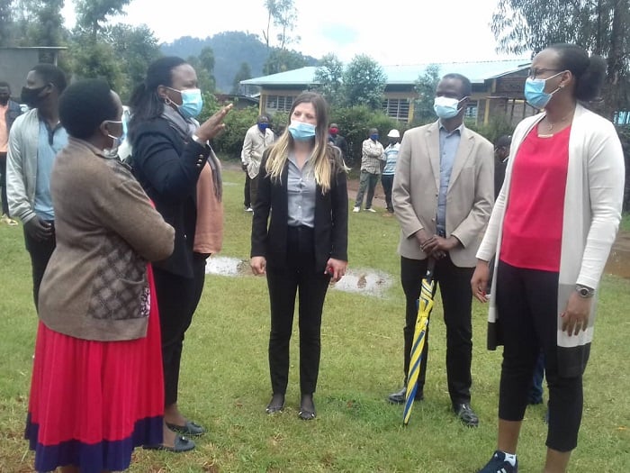 Ubwo Minisitiri wa Siporo n'umuyobozi wa RDB bari mu Karere ka Burera hamwe n'umushoramari Miss Tonny ushaka kubaka ishuri rya siporo