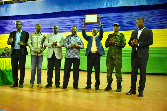 Buri mudugudu wabaye intangarugero muri buri karere ko mu Majyepfo wagenewe igihembo cya miliyoni imwe