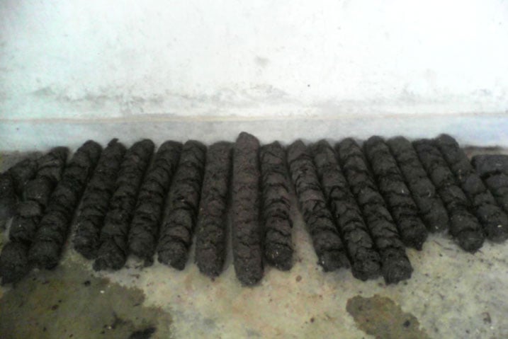 Amakara ya Briquette akorwa mu myanda.