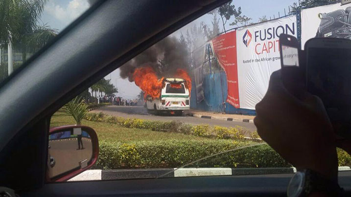 Abari bayirimo bavuga ko babonye umwotsi uturukamo hasi umushoferi arahagarara bavamo.