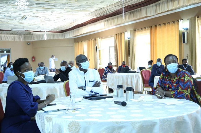 Ministiri Paula Ingabire (uhereye ibumoso), Busingye (hagati) na Clare Kamanzi(iburyo)