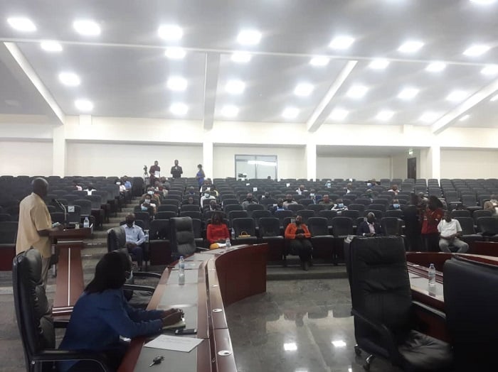 Minisitiri Busingye Johnston yasabye abahesha b'inkiko kwishyuriza Leta amafaranga y'u Rwanda arenga miliyari eshatu