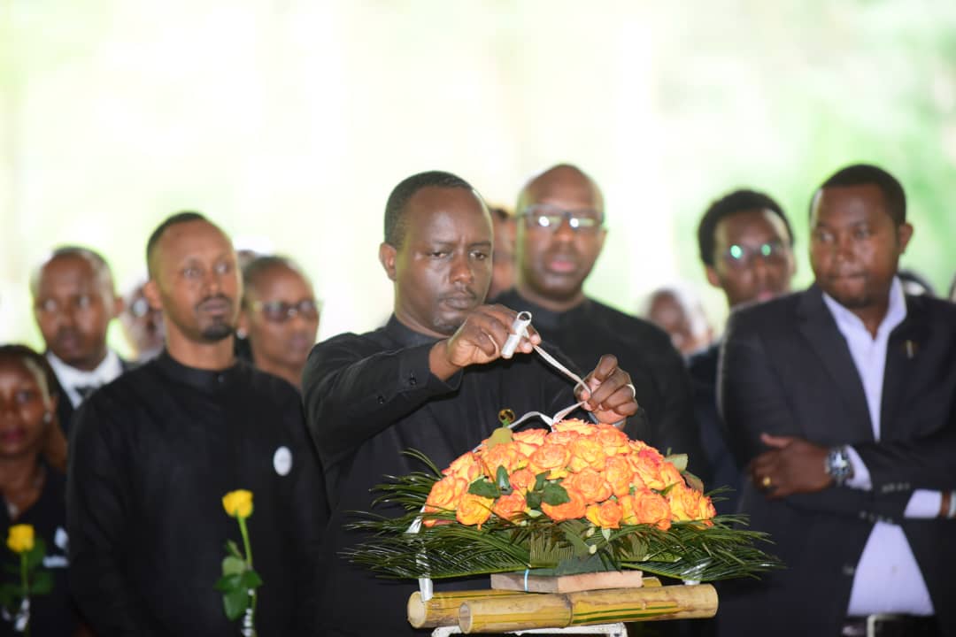 Dr Christian Ngarambe ashyira indabo mu rwibutso rwa Jenoside
