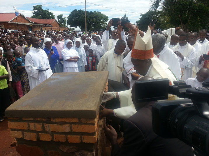Musenyeri KAmbanda yashyizeho ibuye ry