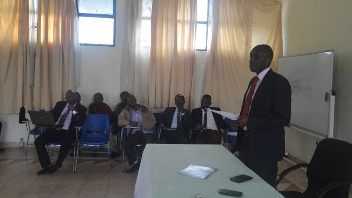 Bwana Emmanuel Havugiyaremye umuyobozi w'agateganyo wa ILPD ageza ijambo ku banyeshuli baje kwiga mu mwaka wa 2015.