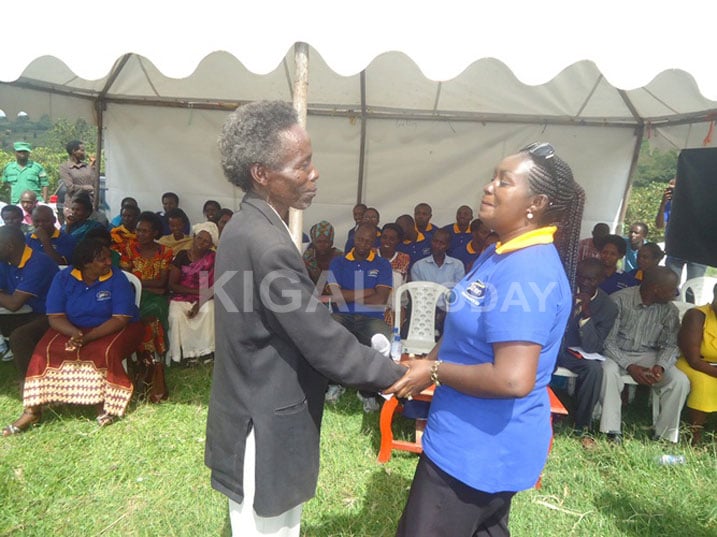 Byari byishimo hagati y'abarokotse Jenoside n'abakozi ba Goshen batombaranye.