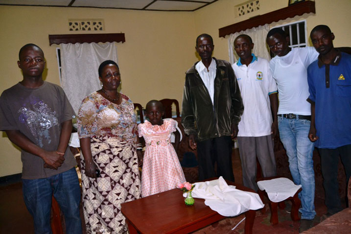 Byari ibyishimo ku muryango wose. Ku ifoto, iburyo bw'umwana hari nyirarume naho ibumoso, hari umugore w'undi nyirarume w'uyu mwana. batuye i Rwamagana.