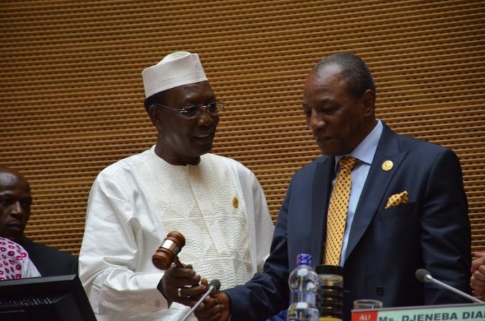 Perezida Idriss Déby (wambaye umweru) ahererekanya ububasha na Perezida Alpha Condé 