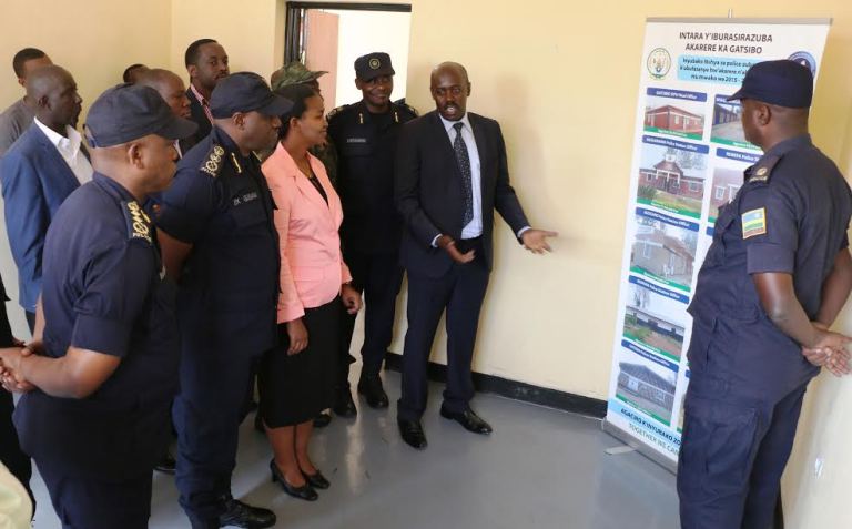Richard Gasana, umuyobozi w'Akarere ka Gatsibo asobanurira abayobozi bakuru inyubako za Polisi zubatswe n'abaturage