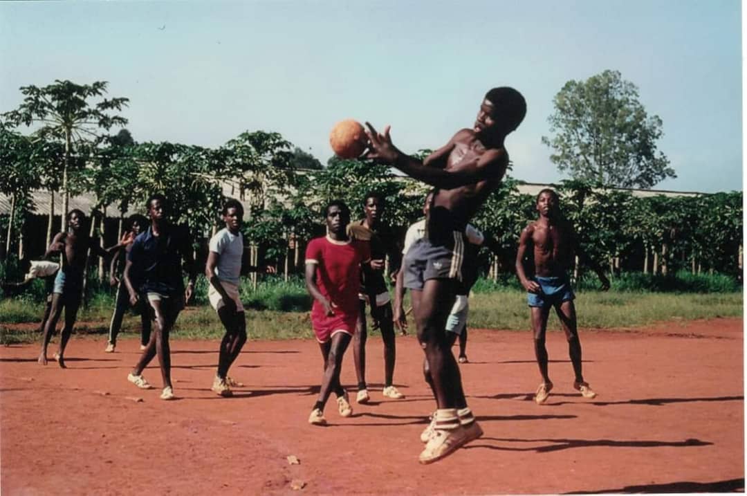 Amwe mu mafoto ya mbere y'umukino wa Handball mu Rwanda mu myaka ya za 80