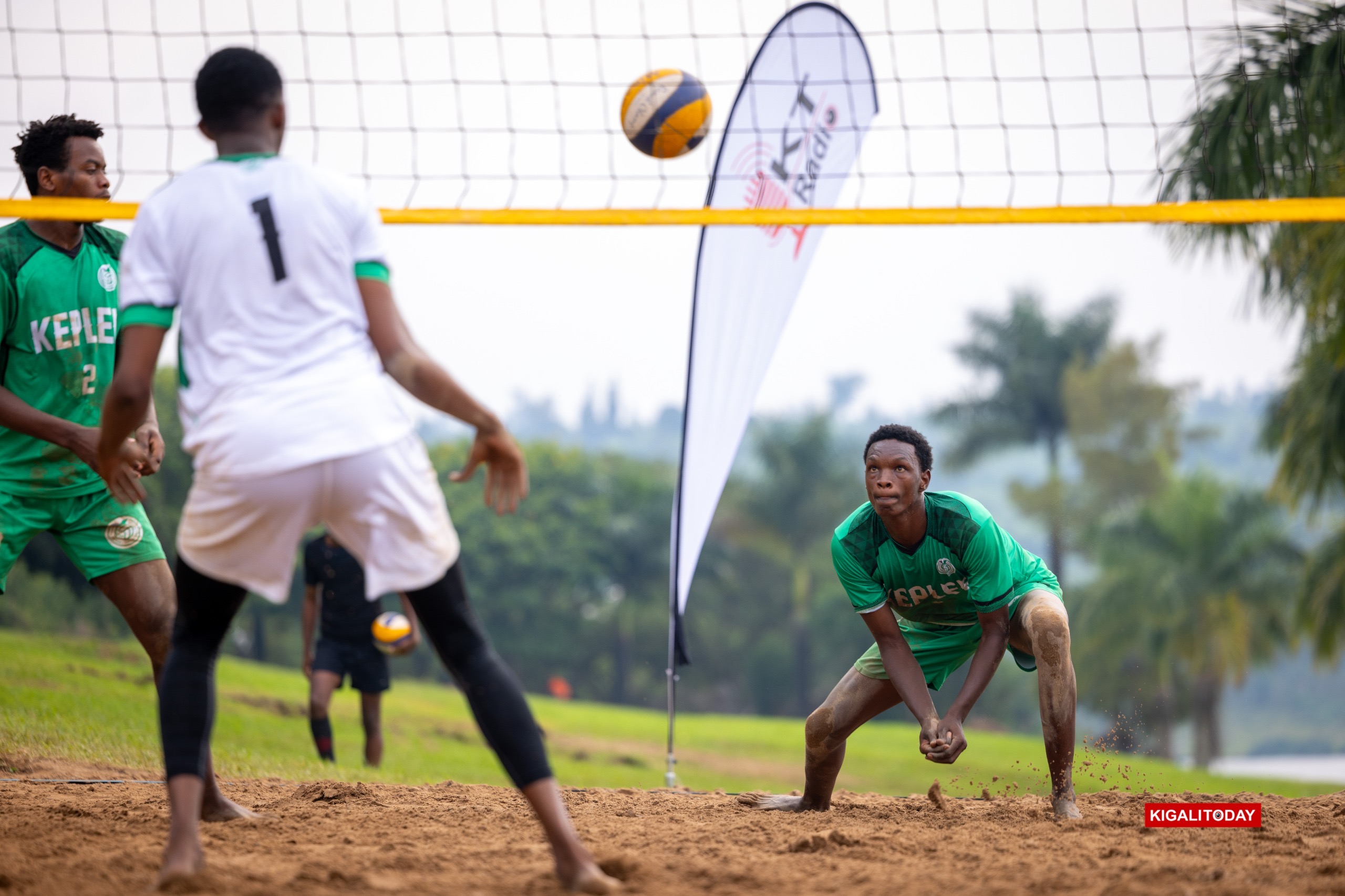 Iyi mikino irimo kubera ku bibuga bya volleyball yo ku mucanga bya Falcon Golf & Club
