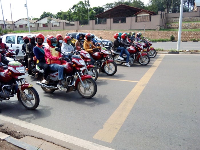 Igihe cyose ipine ry'ikinyabiziga rirenze cyangwa rigakandagira muri uwo murongo kandi ibimenyetso bitamwemerera gukomeza, utwaye ikinyabiziga aba akoze amakosa