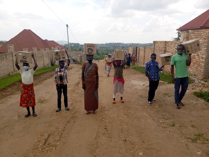 Abaturage bishimiye amashyiga bahawe