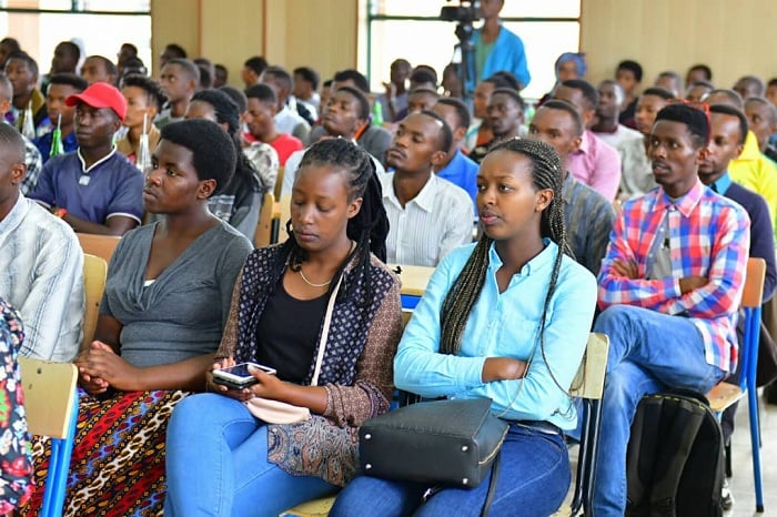 Abanyeshuri banyuzwe n'ibisobanura bahawe ku isoko ry'imari n'imigabane 