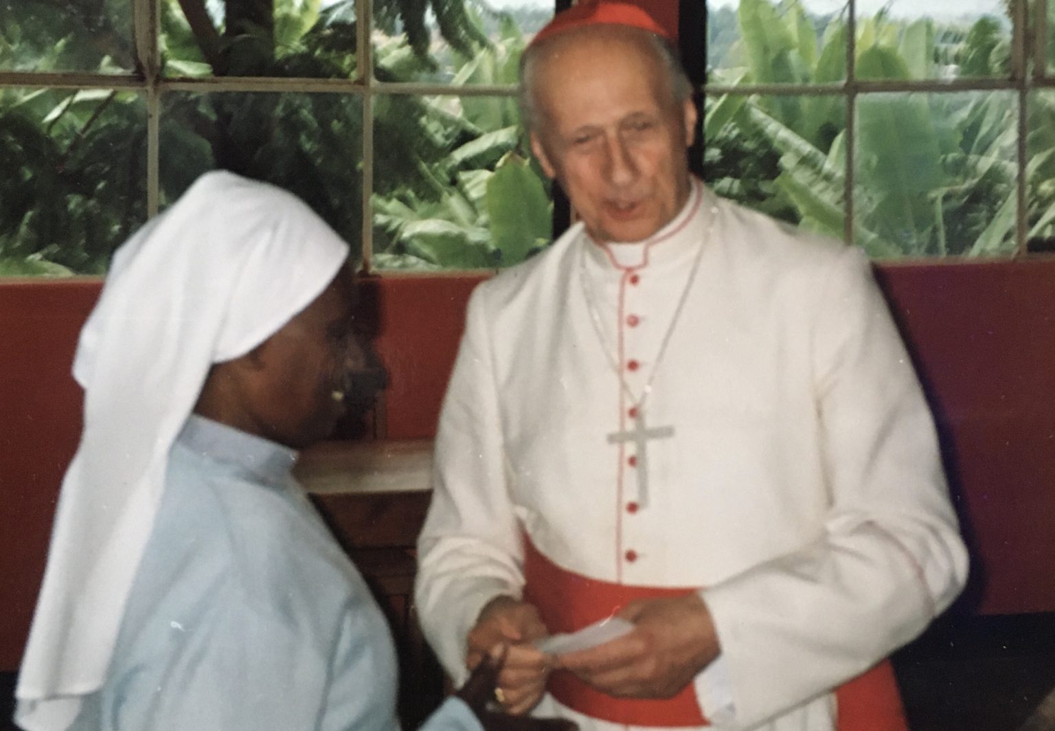 Soeur Jean Baptiste ari kumwe na Karidinali Roger Etchegaray wari mu Rwanda azanye ubutumwa bwa papa Yohani Pawulo II bwo kwamagana Jenoside yakorewe Abatutsi mu 1994 