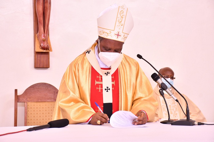 Nyiricyubahiro Antoine Cardinal Kambanda ashyira umukono ku nyandiko yemeza ishingwa rya Paruwasi nshya ya Kimihurura