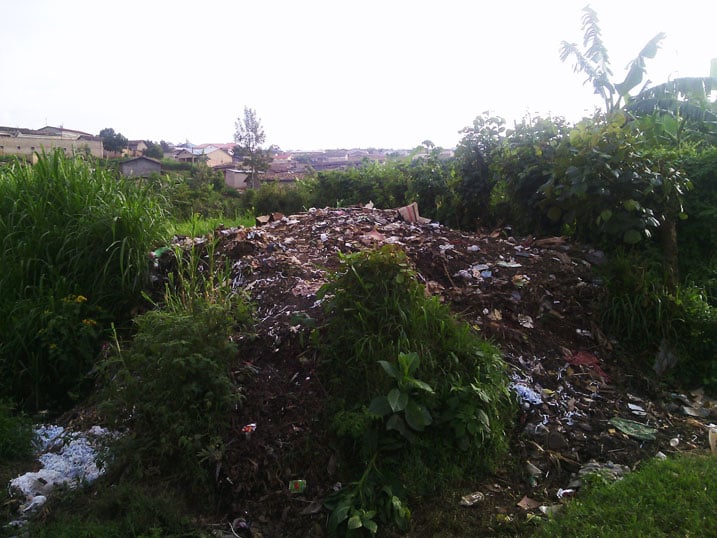 Agace ka Ruvumera kamena imyanda mu gishanga kubera kubura ahandi bayijyana.
