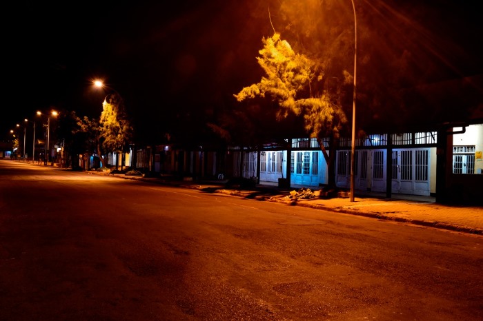 Mu Mujyi rwagati (Quartier Mateus), ahakunze kuba urujya n'uruza rw'abantu n'imodoka. Abantu babaga barangura ibicuruzwa