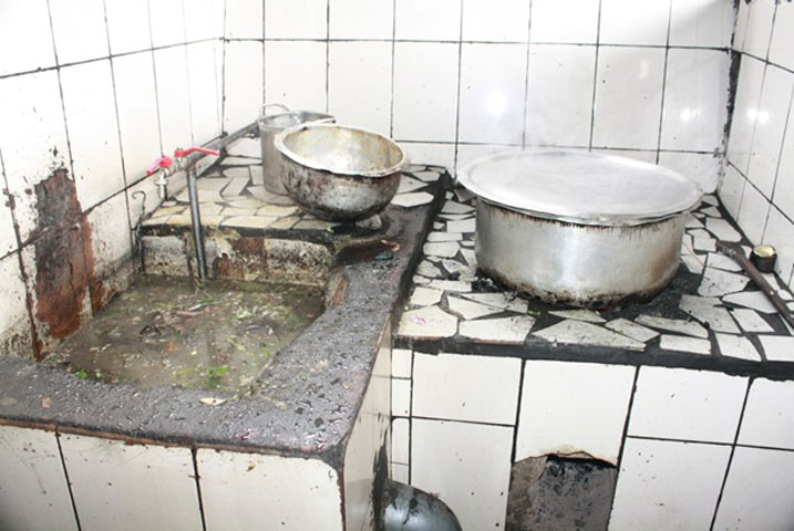 Mu gikoni cya Cascade hagaragaye umwanda ushobora gutera abahafatira amafunguro indwara.