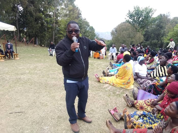 Guverineri Habitegeko yasabye abahawe amafaranga gutandukana burundu n'imibereho mibi