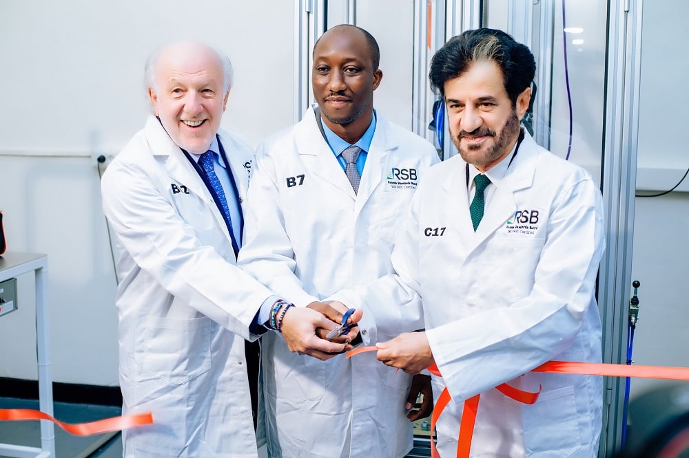 Minisitiri w'Ibikorwaremezo ari kumwe n'Umuyobozi wa FIA Foundation, David Richards ndetse n'uw'Urugaga Mpuzamahanga rushinzwe Imodoka(FIA), Muhammed Ben Sulayem President, bafunguye Laboratwari ipima ubuziranenge bwa kasike 