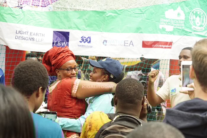 Cathia Uwamahoro yasigaranye na Mama we gusa, anamuba hafi no mu mukino wa Cricket