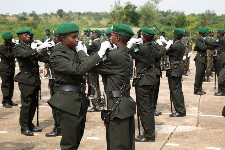 Iki kiciro cyahawe amapeti yo mu rwego rwa ba ofisiye kiri hagati y'imyaka 18 na 24.