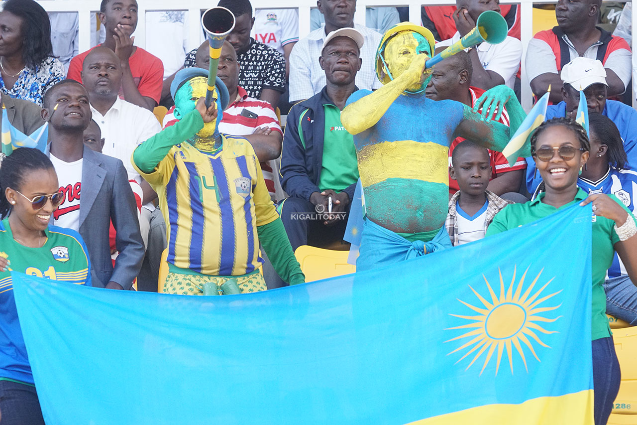 Abafana b'u Rwanda n'amabendera y'u Rwanda