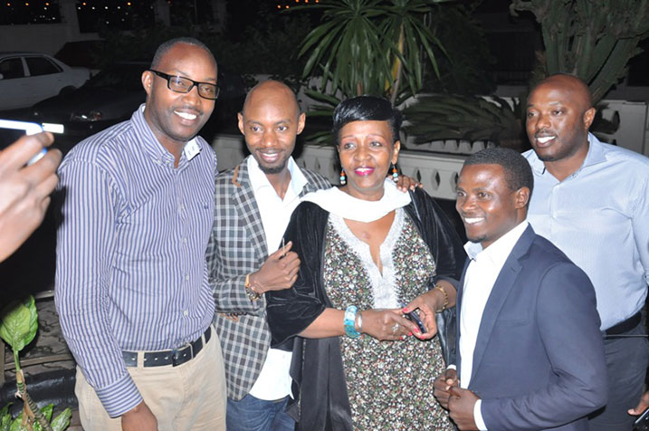 Kayirebwa yakiranywe ubwuzu muri Kigali Today. Aha yari kumwe n'umuyobozi wa KT Radio, Prosper Bitembeka (wambaye amataratara) n'abandi bakozi ba Kigali Today.