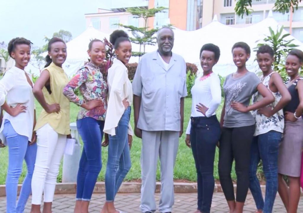 Senateri Rutaremara yasuye abakobwa bahatanira ikamba rya Miss Rwanda