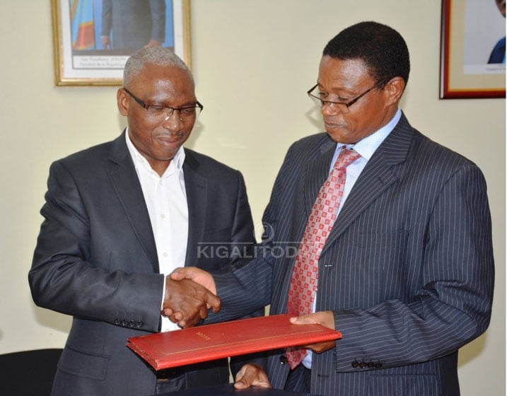 Fred Tumwebaze uyobora Umuhora wa Ruguru na Herman Tuyage bamaze gusinya amasezerano