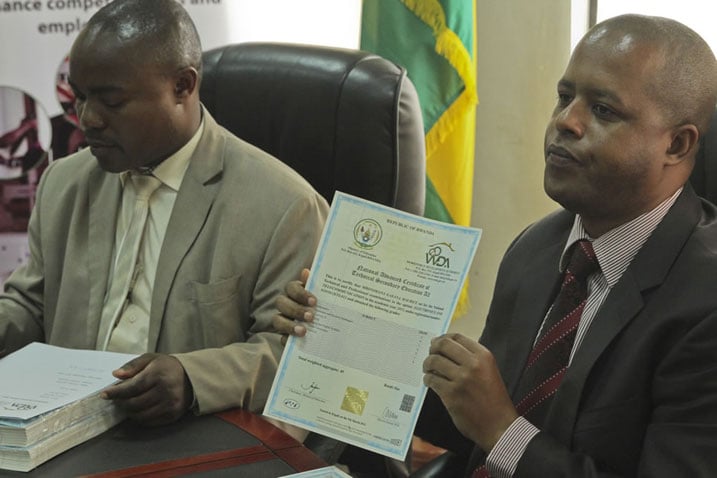 Umuyobozi wa WDA, Jerome Gasana, yerekana ibimenyetso bigize impamyabushobozi zahawe abize imyuga n