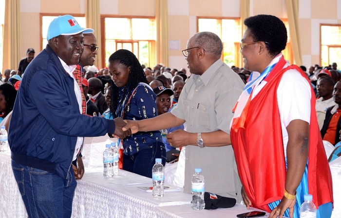 Chairman Gatabazi asuhuza bamwe mu bayobozi bitabiriye igikorwa cy