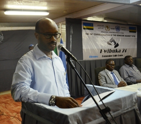 Ismail Shyaka ushinzwe ubutwererane muri Ambasade y'u Rwanda muri Sudani, ageza ijambo ku bitabiriye umuhango wo kwibuka Jenoside yakorewe Abatutsi